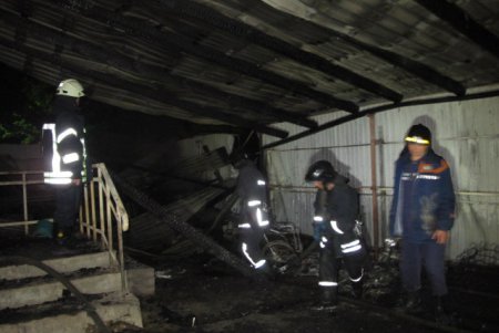 Полиция расследует трагедию на Воробьева: причиной пожара называют занесение огня извне (фото)