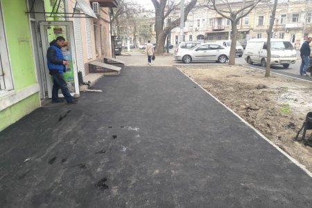 В Одессе капитально ремонтируют тротуары (фото)