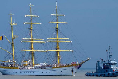 Одесские курсанты под румынскими парусами посетили главную базу французского флота (фото)