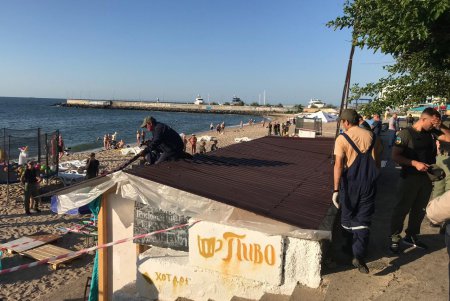 На пляже «Черноморка» демонтировали незаконные временные сооружения (фото)