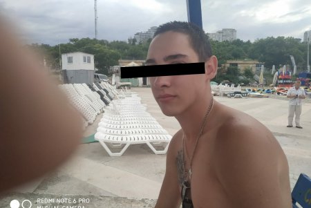 Во время шторма на «Ланжероне» спасли двух человек (фото)