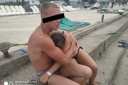 Во время шторма на «Ланжероне» спасли двух человек (фото)