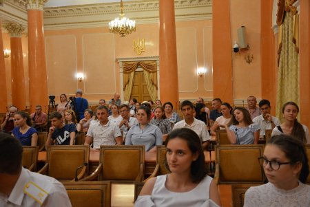 Мэр Одессы поздравил детей-сирот с окончанием школы и ответил на вопросы выпускников (фото)