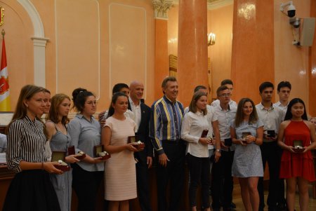Мэр Одессы поздравил детей-сирот с окончанием школы и ответил на вопросы выпускников (фото)
