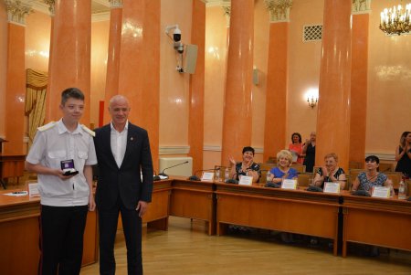 Мэр Одессы поздравил детей-сирот с окончанием школы и ответил на вопросы выпускников (фото)