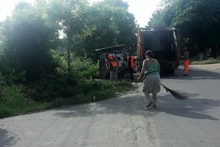 Коммунальные службы продолжают приводить город в надлежащий вид 