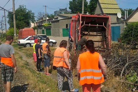 Коммунальные службы продолжают приводить город в надлежащий вид 