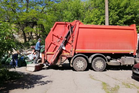 Коммунальные службы продолжают приводить город в надлежащий вид 