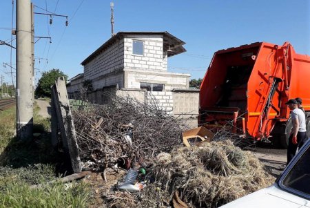 Коммунальные службы продолжают приводить город в надлежащий вид 
