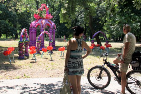 40-метровый дракон и розовые фламинго: подготовка к Фестивалю гигантских китайских фонарей (фоторепортаж)