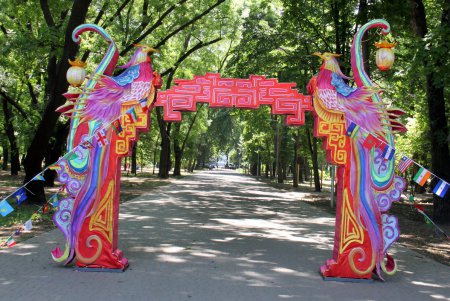 40-метровый дракон и розовые фламинго: подготовка к Фестивалю гигантских китайских фонарей (фоторепортаж)