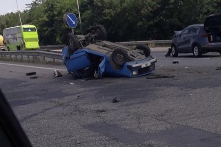 ДТП на Киевской трассе: автомобиль перевернулся, водителя госпитализировали (фото)