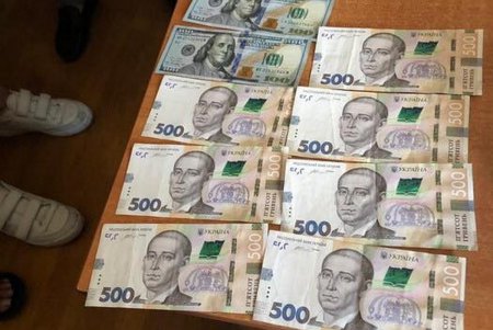 Силовики задержали при получении взятки чиновников таможни и погранслужбы (фото)