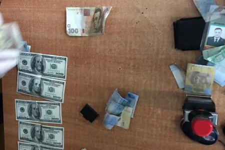 Силовики задержали при получении взятки чиновников таможни и погранслужбы (фото)