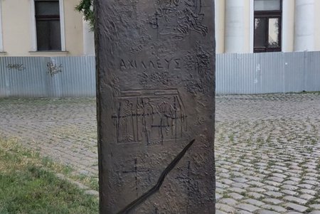 Вандалы обрисовали крестами памятник «Ольвии» на Приморском бульваре (фото)