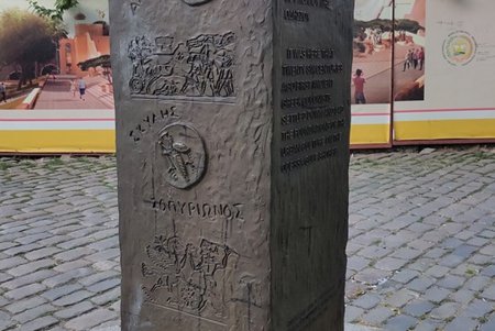 Вандалы обрисовали крестами памятник «Ольвии» на Приморском бульваре (фото)