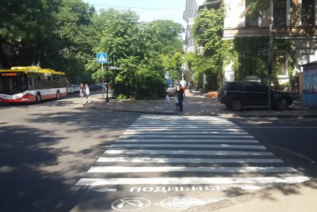 Предупреждающие надписи для пешеходов появились на асфальте в Одессе (фото)