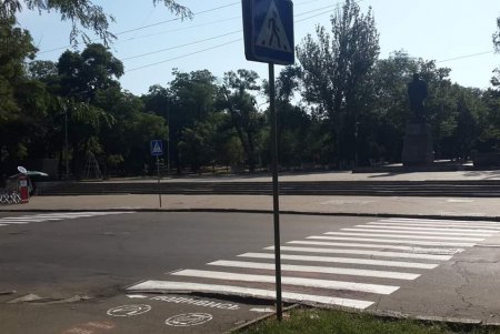 Предупреждающие надписи для пешеходов появились на асфальте в Одессе (фото)