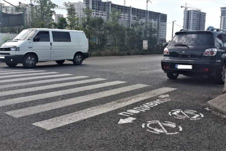 Предупреждающие надписи для пешеходов появились на асфальте в Одессе (фото)