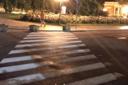 Новую дорожную разметку нанесли в районе Оперного театра (фото)