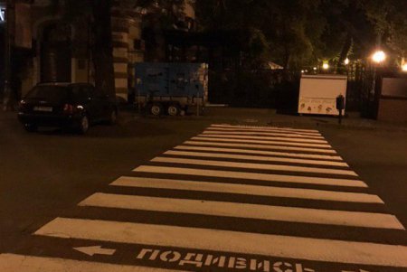 Новую дорожную разметку нанесли в районе Оперного театра (фото)