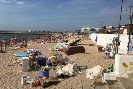 С пляжа «Черноморка» повторно убрали нелегальные торговые точки (фото)