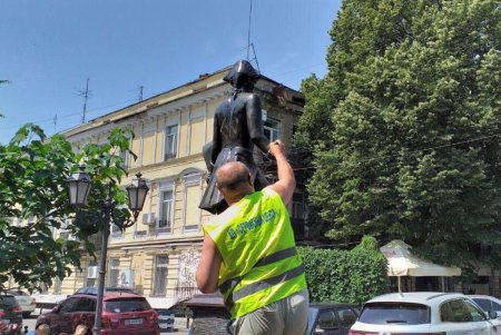 Городские памятники обрабатывают специальным раствором в рамках эксперимента (фото)