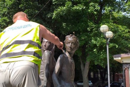 Городские памятники обрабатывают специальным раствором в рамках эксперимента (фото)