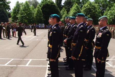 Из Одесской военной академии выпустились три сотни курсантов (фото) 