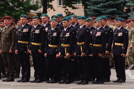 Из Одесской военной академии выпустились три сотни курсантов (фото) 