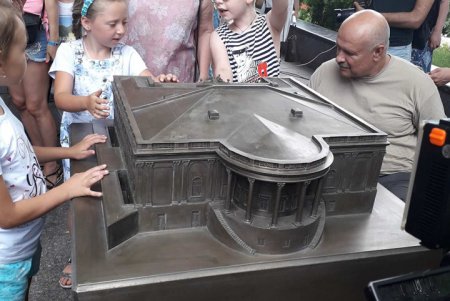Возле одесских памятников архитектуры появились их 3D-копии (фото)