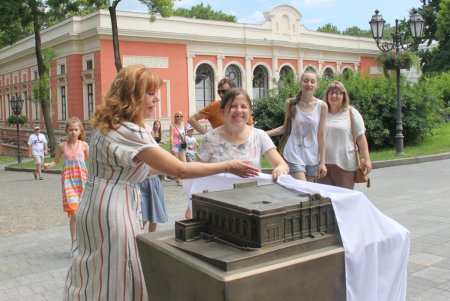 В центре Одессы торжественно отрыли 3D-копии городских достопримечательностей (фоторепортаж)