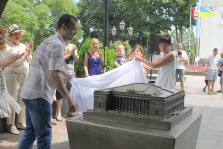 В центре Одессы торжественно отрыли 3D-копии городских достопримечательностей (фоторепортаж)