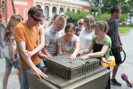 В центре Одессы торжественно отрыли 3D-копии городских достопримечательностей (фоторепортаж)