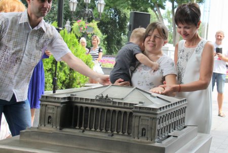 В центре Одессы торжественно отрыли 3D-копии городских достопримечательностей (фоторепортаж)