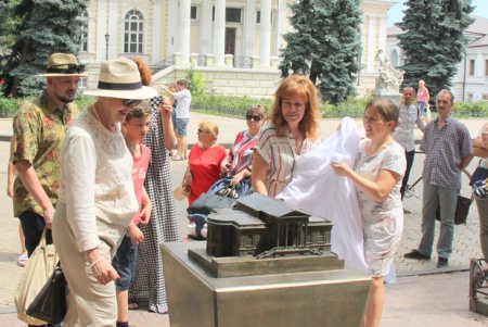 В центре Одессы торжественно отрыли 3D-копии городских достопримечательностей (фоторепортаж)