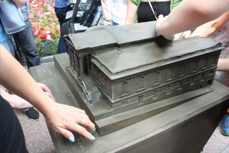 В центре Одессы торжественно отрыли 3D-копии городских достопримечательностей (фоторепортаж)
