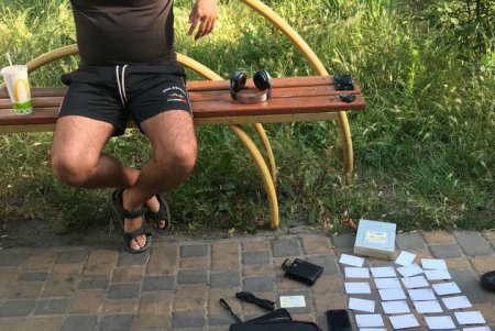 Мошенник подделывал банковские карты и снимал с них деньги (фото)