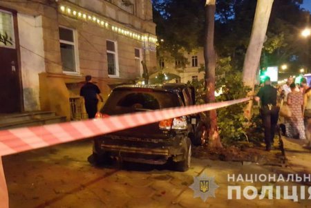 Сбил человека, врезался в дерево и попытался сбежать: одесситы задержали виновника ДТП (видео, дополнено)