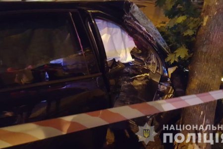 Сбил человека, врезался в дерево и попытался сбежать: одесситы задержали виновника ДТП (видео, дополнено)