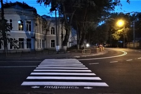 Коммунальщики нанесли дорожную разметку на нескольких улицах города (фото)
