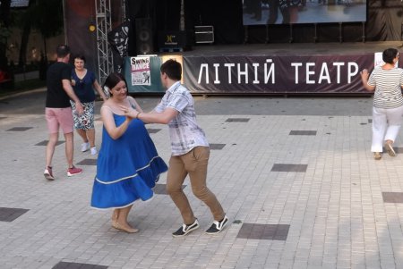 В Летнем театре горожан учили танцевать под джаз и блюз (фото)