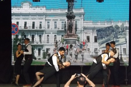 В Летнем театре горожан учили танцевать под джаз и блюз (фото)