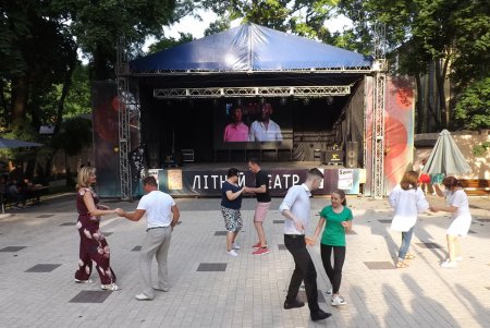 В Летнем театре горожан учили танцевать под джаз и блюз (фото)