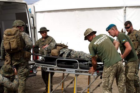 Под Одессой американцы учили украинских военных оказывать медпомощь под огнем противника (фото)