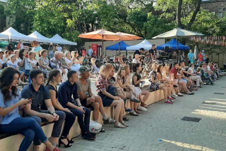 В День молодежи сотни человек приняли участие в квесте и нарисовали мурал в центре Одессы (фото)