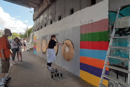 В День молодежи сотни человек приняли участие в квесте и нарисовали мурал в центре Одессы (фото)