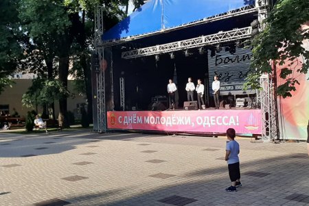 В День молодежи сотни человек приняли участие в квесте и нарисовали мурал в центре Одессы (фото)