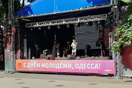 В День молодежи сотни человек приняли участие в квесте и нарисовали мурал в центре Одессы (фото)