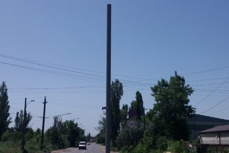 Коммунальщики восстанавливают дорожный знак и пешеходное ограждение (фото)